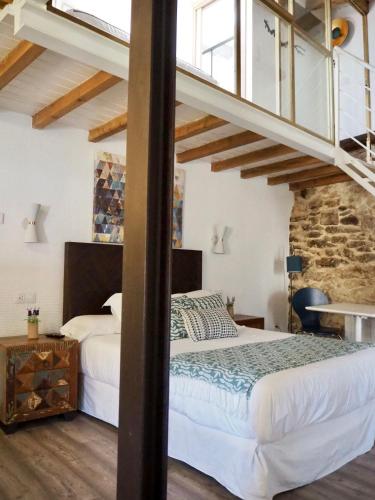 two beds in a bedroom with a loft at LA CASA REBONITA in Candelario