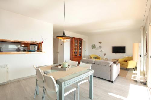 ein Wohnzimmer mit einem Tisch und einem Sofa in der Unterkunft El Mirador de Tossa de Mar in Tossa de Mar