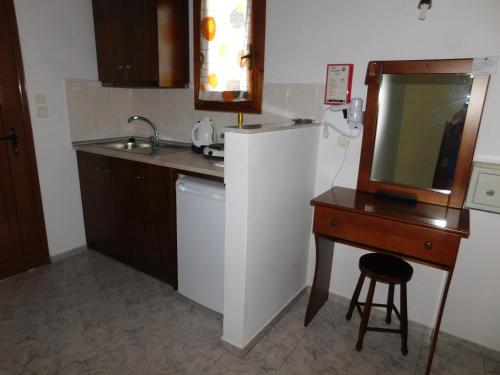 A kitchen or kitchenette at elenis village