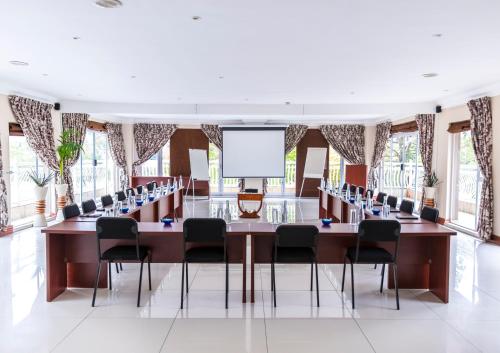 een grote vergaderzaal met een lange tafel en stoelen bij Lakeview Boutique Hotel & Conference Center in Benoni