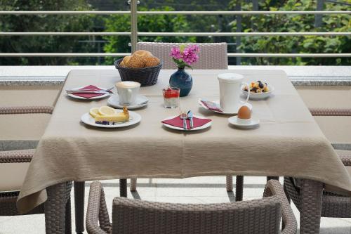a table with a breakfast of eggs and fruit at Appartement-Hotel Beatenhof in Tirolo