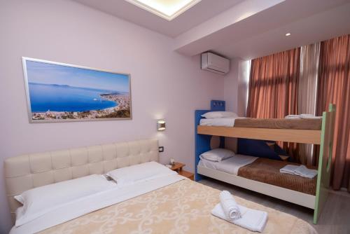 Tempat tidur susun dalam kamar di San Marino Hotel