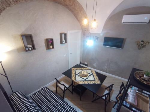 jadalnia ze stołem i krzesłami w pokoju w obiekcie Cortile Pantaleone Holiday Home w Katanii