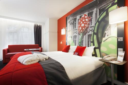 
A bed or beds in a room at Mercure Lille Centre Grand Place
