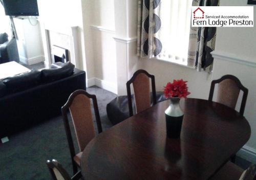 Posezení v ubytování 4 Bedroom House at Fern Lodge Preston Serviced Accommodation - Free WiFi & Parking