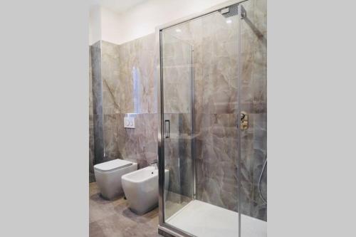 ein Badezimmer mit Dusche und Toilette in der Unterkunft St. Peter luxury home in Rom