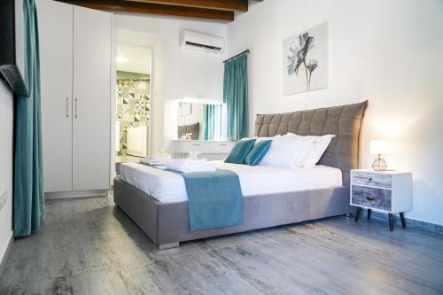 เตียงในห้องที่ Kamaroporta Luxury Apartments