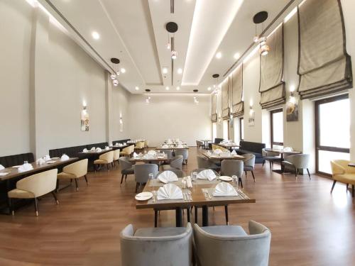 Reštaurácia alebo iné gastronomické zariadenie v ubytovaní Basrah International Airport Hotel