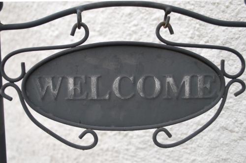 a metal sign with the word marrow hanging on a wall at Haus Grüne Idylle in Bannewitz