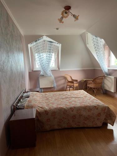 1 dormitorio con 1 cama y 2 ventanas en Едем, en Pustomyty