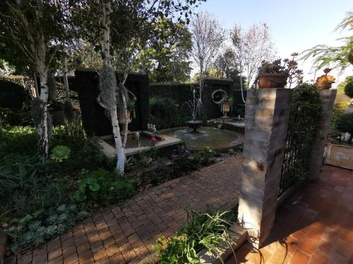 Giardino di At 98 on Lynburn Guest House