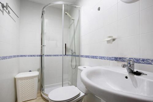 uma casa de banho com um chuveiro, um WC e um lavatório. em Apartamento Betty F em Puerto del Rosario