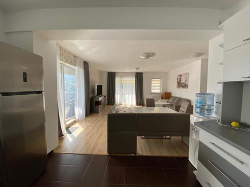 AMG Apartament في براشوف: مطبخ وغرفة معيشة مع أريكة وطاولة