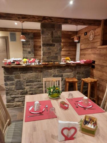 een houten tafel met rode servetten erop bij B&B Lorelei in Gressoney-Saint-Jean