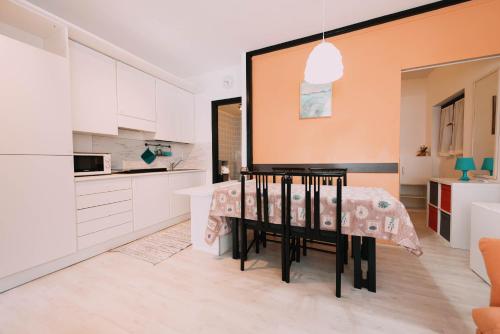 アプリーカにあるSky Residence - Comfort Apartments in Apricaのキッチン(テーブル、椅子付)