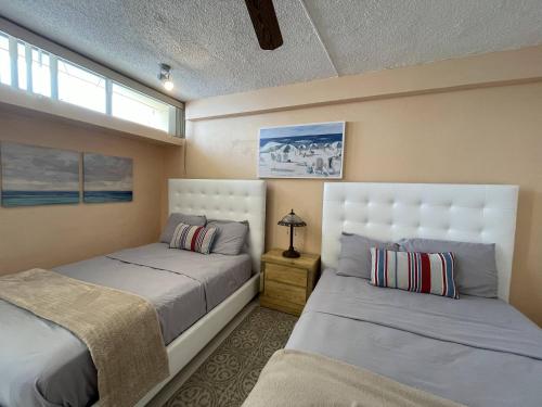 Ένα ή περισσότερα κρεβάτια σε δωμάτιο στο 2BR Condo at Isla Verde Beach