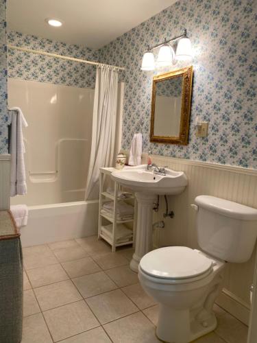 Bathroom sa Rockwood Manor Bed & Breakfast