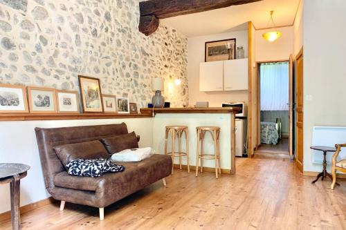 Il comprend un salon avec un canapé et une cuisine. dans l'établissement The Uriage Castle #BV, à Saint-Martin-dʼUriage