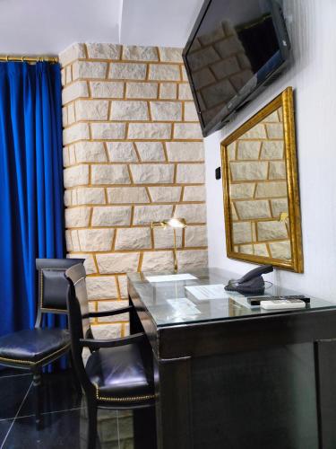 a room with a desk and two chairs and a mirror at Hotel Plata in Ibi