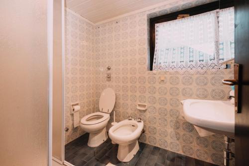 アプリーカにあるSky Residence II - Comfort Apartments in Apricaの小さなバスルーム(トイレ、シンク付)