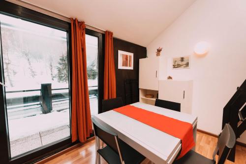 una camera con un letto e una grande finestra di Sky Residence II - Comfort Apartments in Aprica ad Aprica