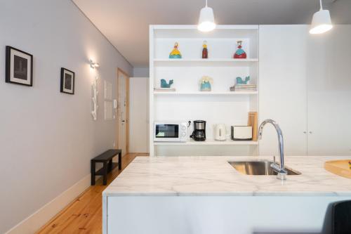 uma cozinha com um lavatório e uma bancada em OPO Downtown Blue no Porto