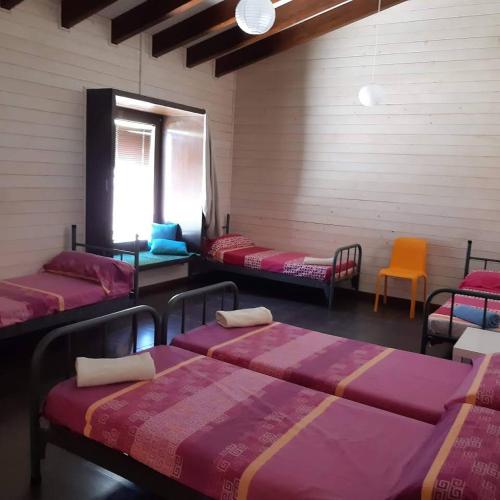 um quarto com quatro camas e uma janela em Blesamemucho - Casa Rural Situada en BLESA 