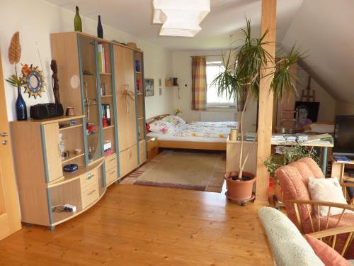 pokój z sypialnią z łóżkiem w obiekcie Ferienwohnung Aschka w mieście Schönsee