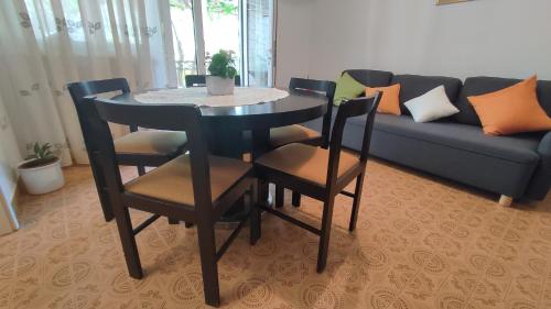 歐克魯東吉的住宿－Apartment Tea-1，客厅配有沙发和一张黑色的桌子和椅子