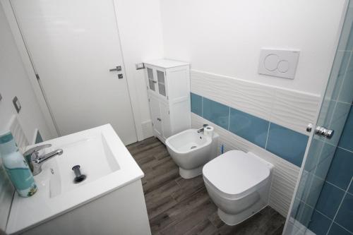 bagno bianco con servizi igienici e lavandino di Casa Kant a SantʼAntìoco
