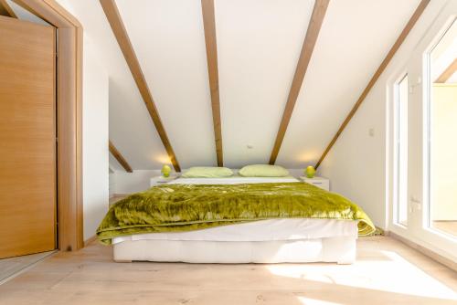 En eller flere senge i et værelse på Rustic villa