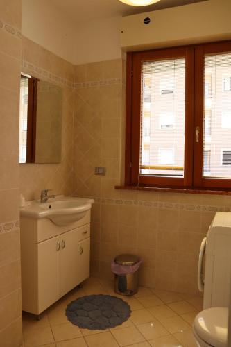 La salle de bains est pourvue d'un lavabo et de toilettes. dans l'établissement Studio Sole e Residenza Luna Assisi, à Assise