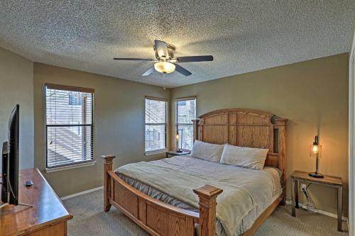 En eller flere senge i et værelse på Tucson Desert Retreat with Pool and Hot Tub Access!