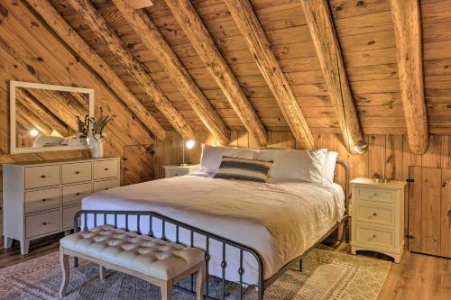 una camera con letto e soffitto in legno di Secluded Cabin with Spacious Kitchen and Dining Area! a Sunset