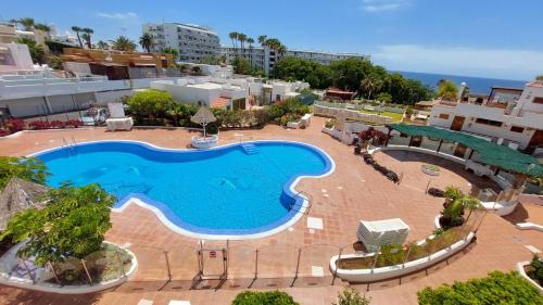 FIRST LINE Los Geranios Ocean View Apartment Air Conditioned 50 m from La Pinta beach veya yakınında bir havuz manzarası