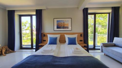 ヤストシェンビャ・グラにあるWilla Abrazjaのベッドルーム(大型ベッド1台、ソファ付)