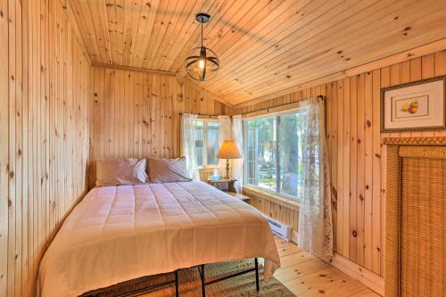 una camera con un letto in una stanza con pareti in legno di Lakefront Property in the Heart of the Catskills! a Rock Hill