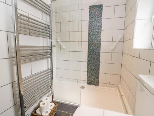 une salle de bain avec une douche avec des toilettes et un lavabo dans l'établissement Claire Cottage, à Selby