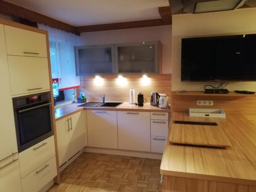 Cuisine ou kitchenette dans l'établissement Ferienwohnung Neuhaus