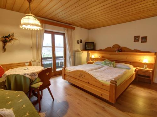 Кровать или кровати в номере Gästehaus Restner - Chiemgau Karte