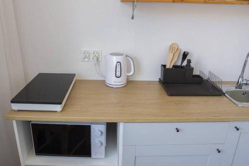 blat kuchenny z blatem z kuchenką mikrofalową w obiekcie Apartament Plaża Zachodnia - 400 m do morza w Kołobrzegu