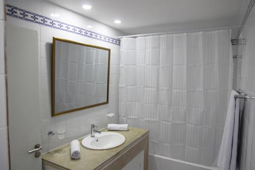 W łazience znajduje się umywalka, lustro i prysznic. w obiekcie Dar ABDELKRIM w mieście Al Ḩaddādah
