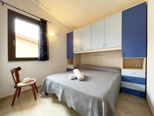 カスティアーダスにあるErikaのベッドルーム1室(ベッド1台、椅子、窓付)