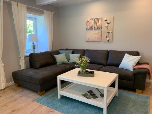 a living room with a couch and a coffee table at Ferienwohnung Landfein in Quarnstedt