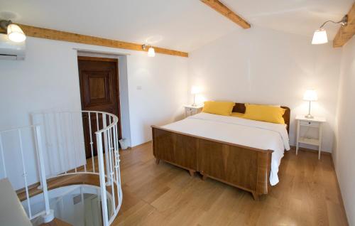 une chambre avec un lit avec des oreillers jaunes dessus dans l'établissement Lovely House with View Over Salt Pans TIMOR, à Sečovlje