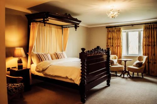 Un pat sau paturi într-o cameră la Ballycannon Lodge