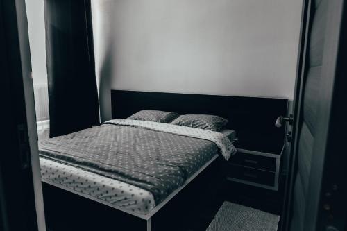 オラデアにあるUrban Stay Apartmentの小さなベッド1台(枕2つ付)