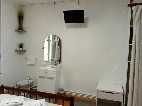 a bathroom with a sink and a mirror at A l'Escale in Gauriac