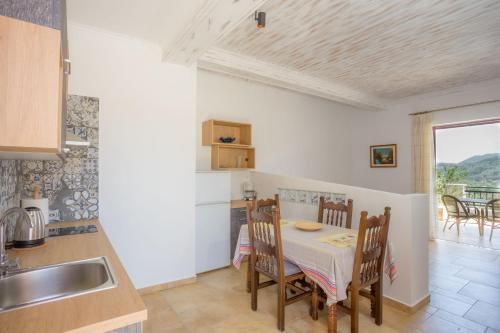 Η κουζίνα ή μικρή κουζίνα στο Bay View Suites