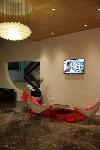 Televisyen dan/atau pusat hiburan di Altius Boutique Hotel